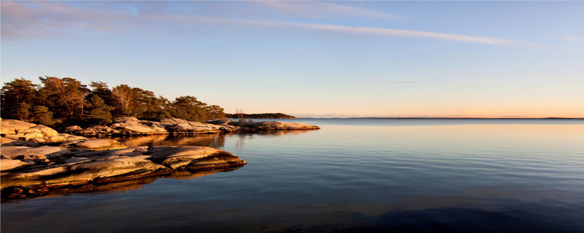 Vatten och berg i solnedgången