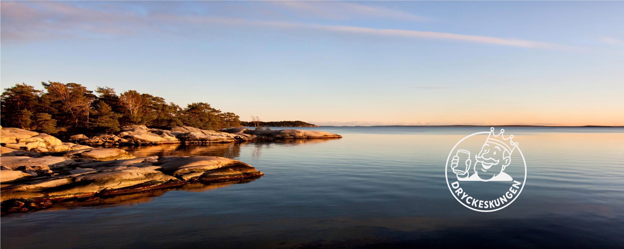 Vatten och berg i solnedgången